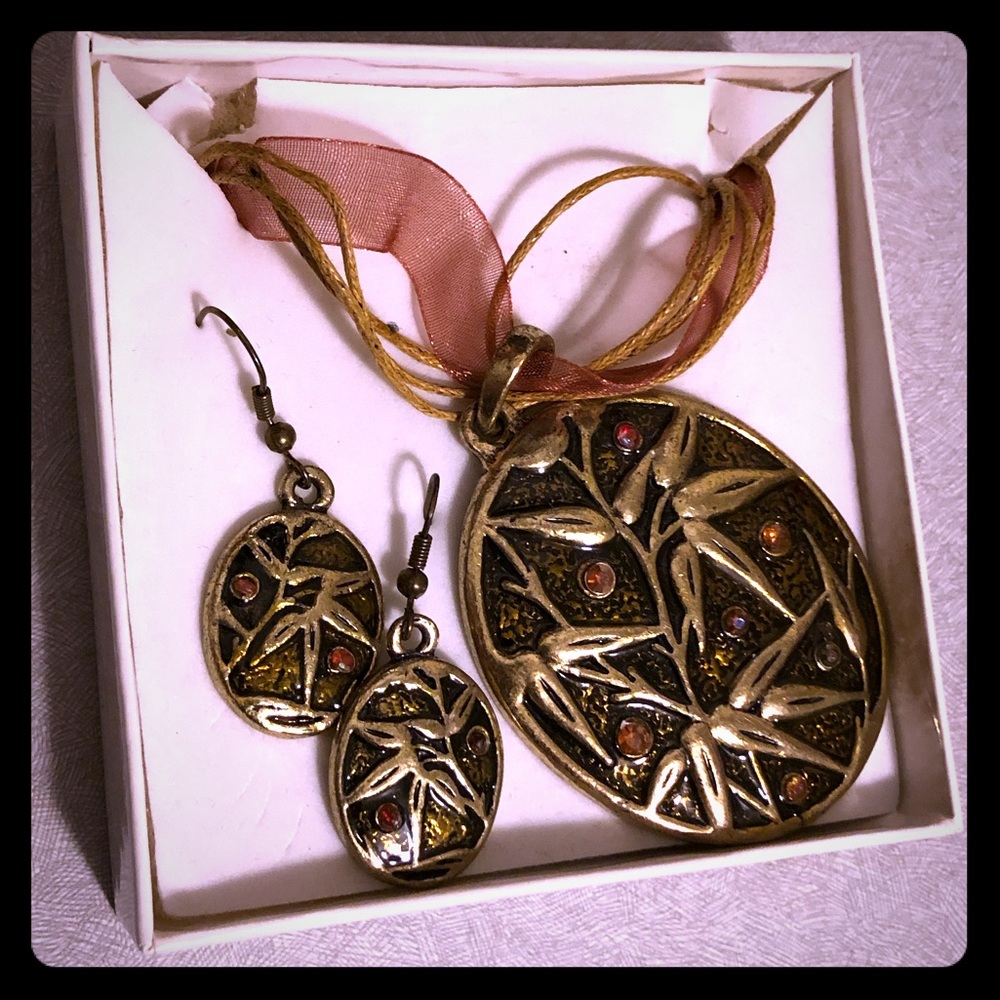 Brand new Necklace and earring Set